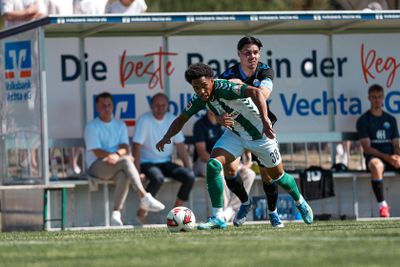 Paul Erevbenagie dribbelt im Testspiel gegen den SC Paderborn 07 mit dem Ball am Fuß.
