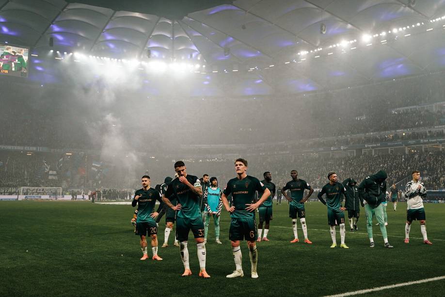 Die Werder-Spieler steht mit enttäuschtem Gesicht vor der Kurve.