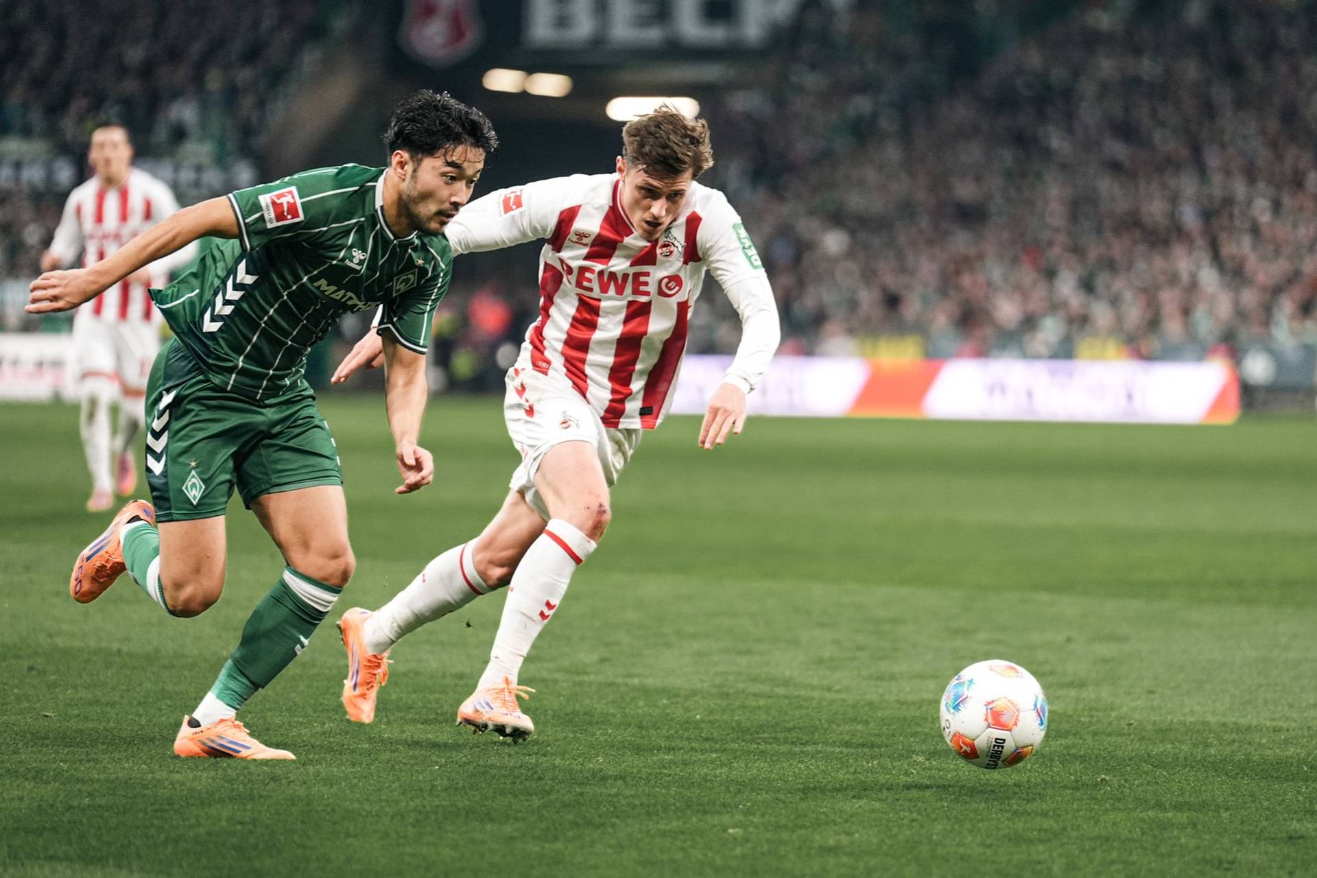 Yukinari Sugawara im Zweikampf mit einem Gegenspieler.