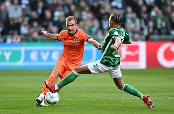 Götze mit Ball am Fuß vor Agu. 