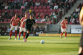 Ducksch tritt zum Strafstoß an. 