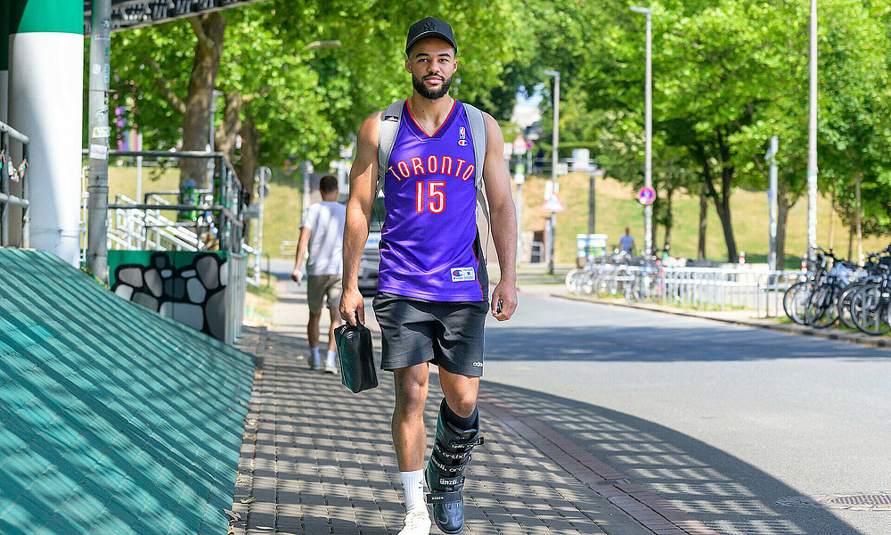 Manuel Mbom am wohninvest WESERSTADION.