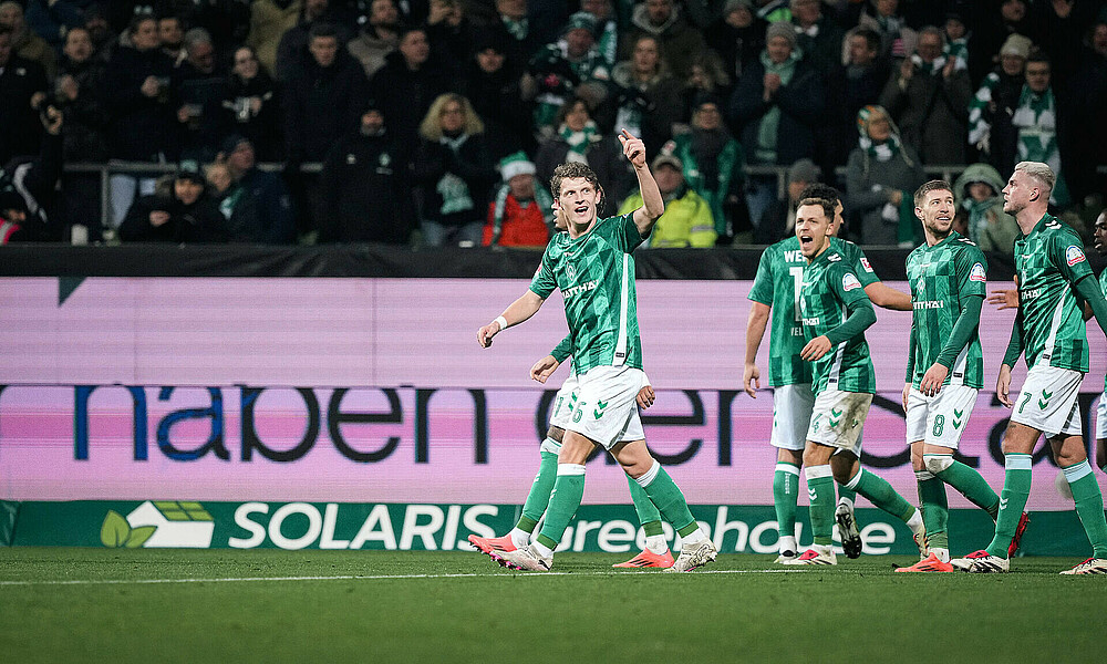 null Jens Stage zeigt mit dem Finger nach oben nach seinem Tor gegen Stuttgart