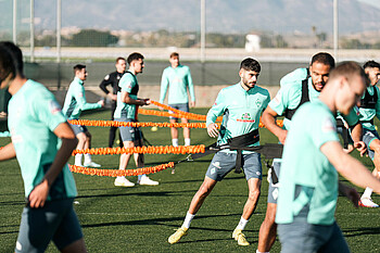 Eren Dinkci bei einer Übung im Training. 