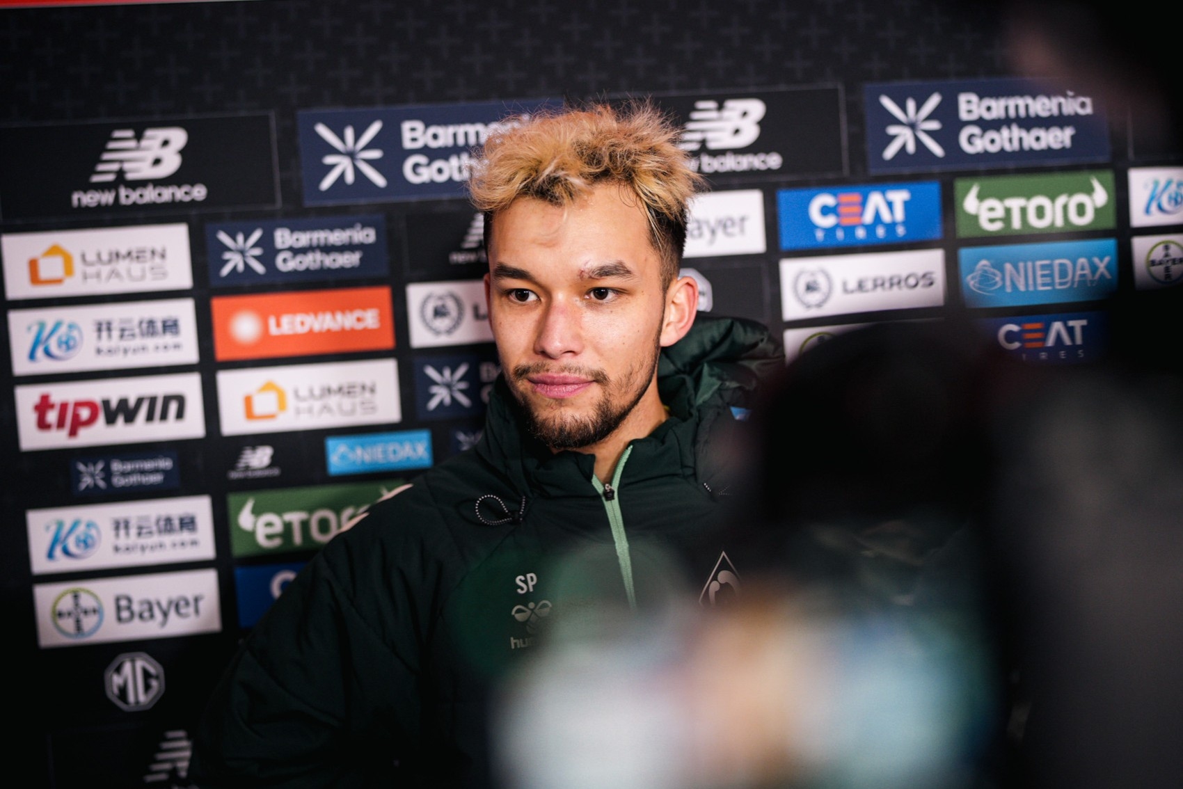 Mio Backhaus in der Mixed Zone am Mikrofon.