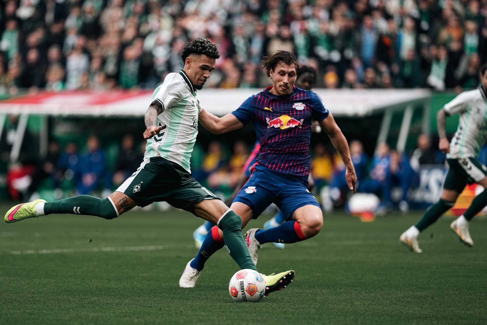 Justin Njinmah holt zum Schuss aus, Orban neben ihm.