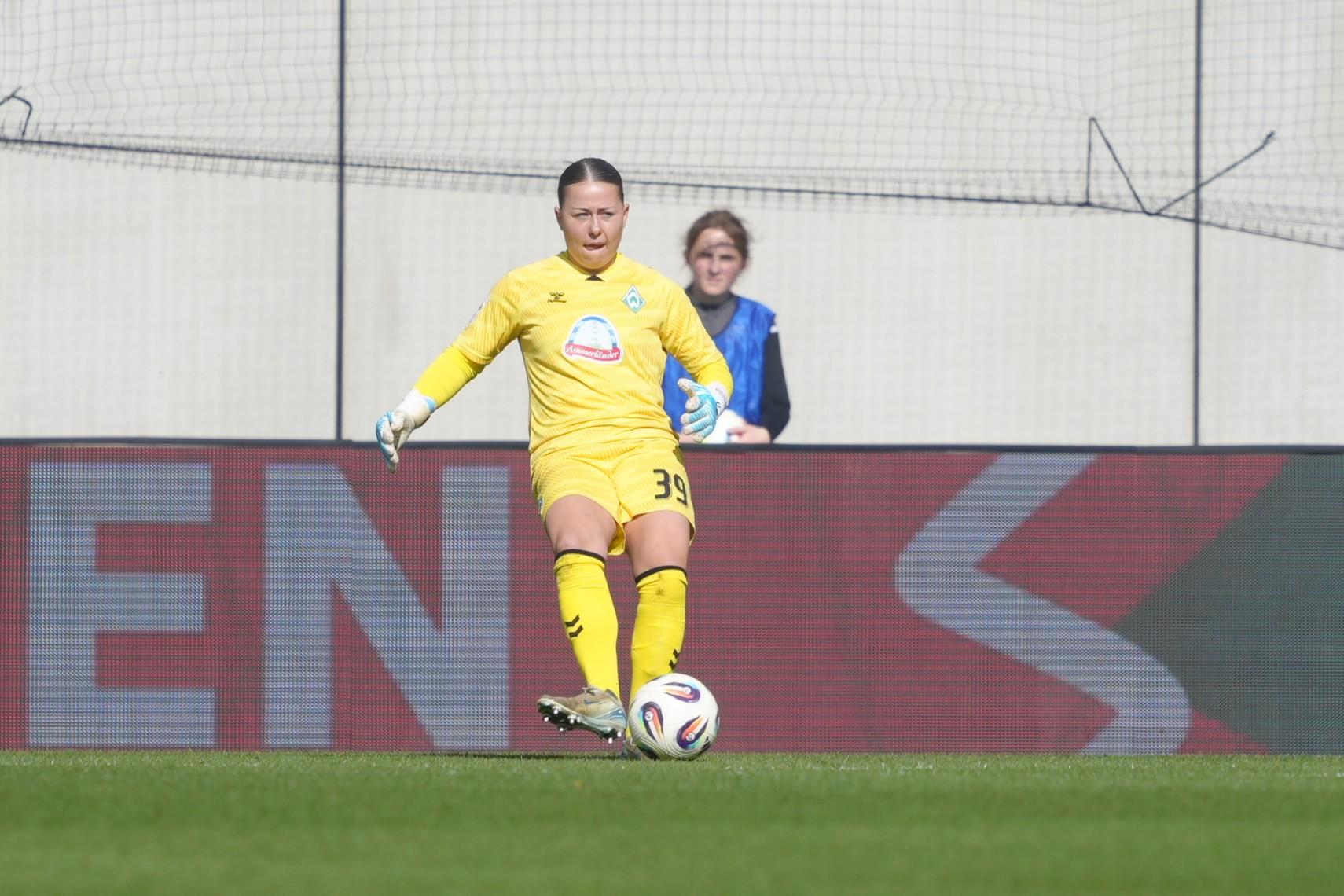 Mariella El Sherif spielt einen Pass.