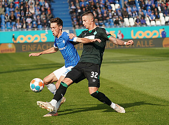 Benjamin Goller im Zweikampf mit Marco Friedl.