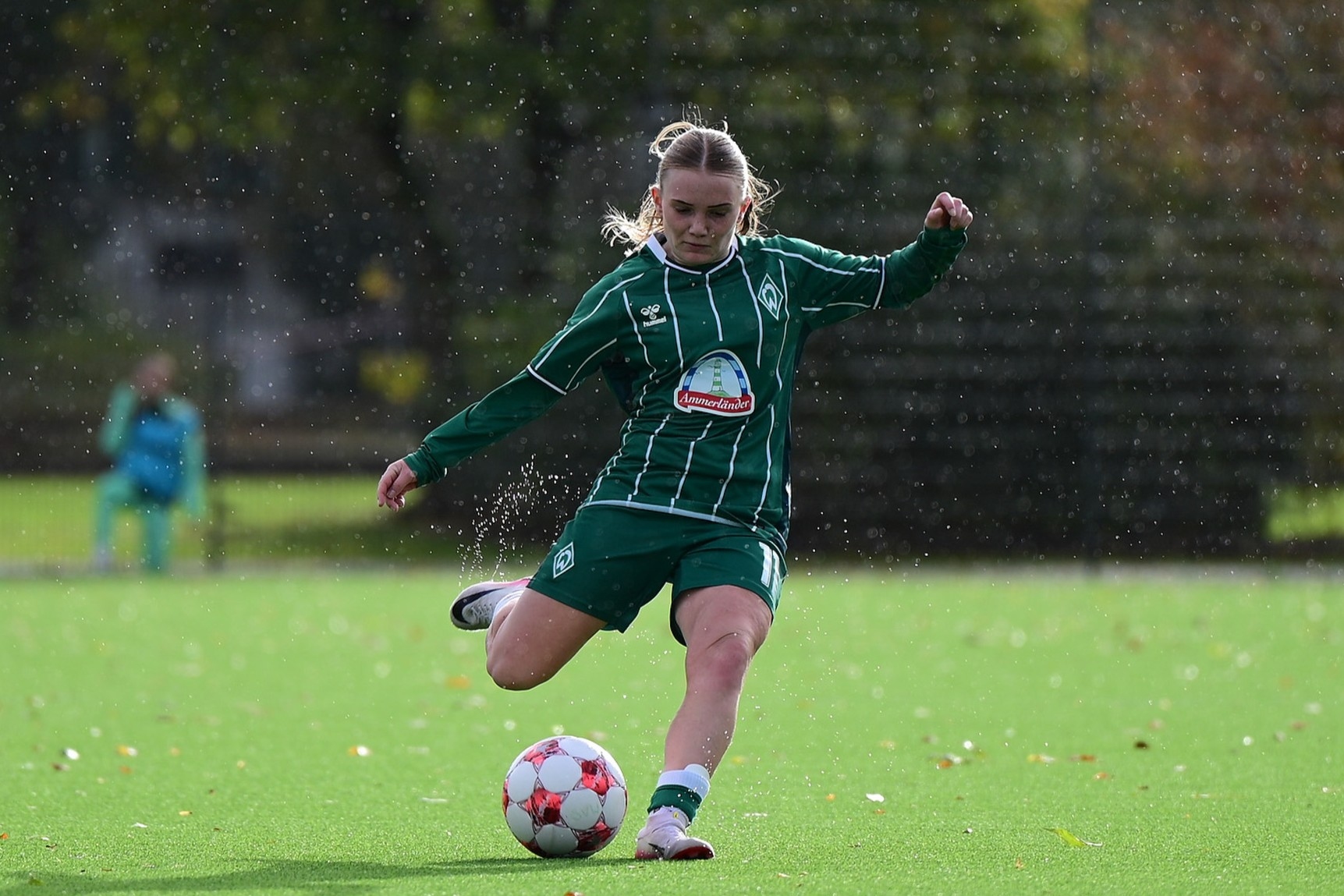Die Spielerin der 2. Frauen ist kurz vor dem Abschuss.