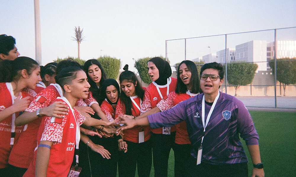 Frauen in Katar schwören sich auf ein Fußballspiel ein.