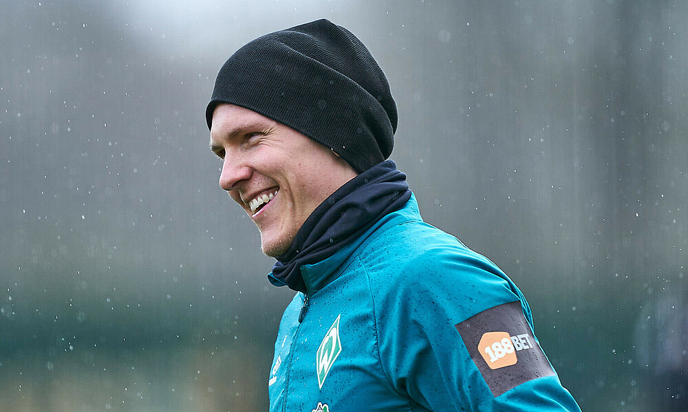 null Ludwig Augustinsson freut sich beim Training.