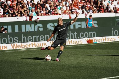 Marco Grüll schlägt im Spiel gegen den SC Freiburg eine Flanke.