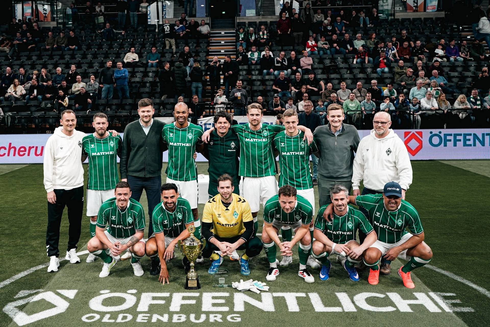 Die WERDER LEGENDEN auf einem Mannschaftsfoto, vor ihnen der Pokal für den zweiten Platz.