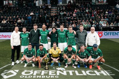 Die WERDER LEGENDEN auf einem Mannschaftsfoto, vor ihnen der Pokal für den zweiten Platz.