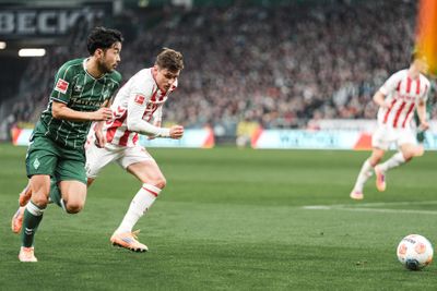 Sugawara im Laufduell mit einem Kölner mit Blick auf den Ball.