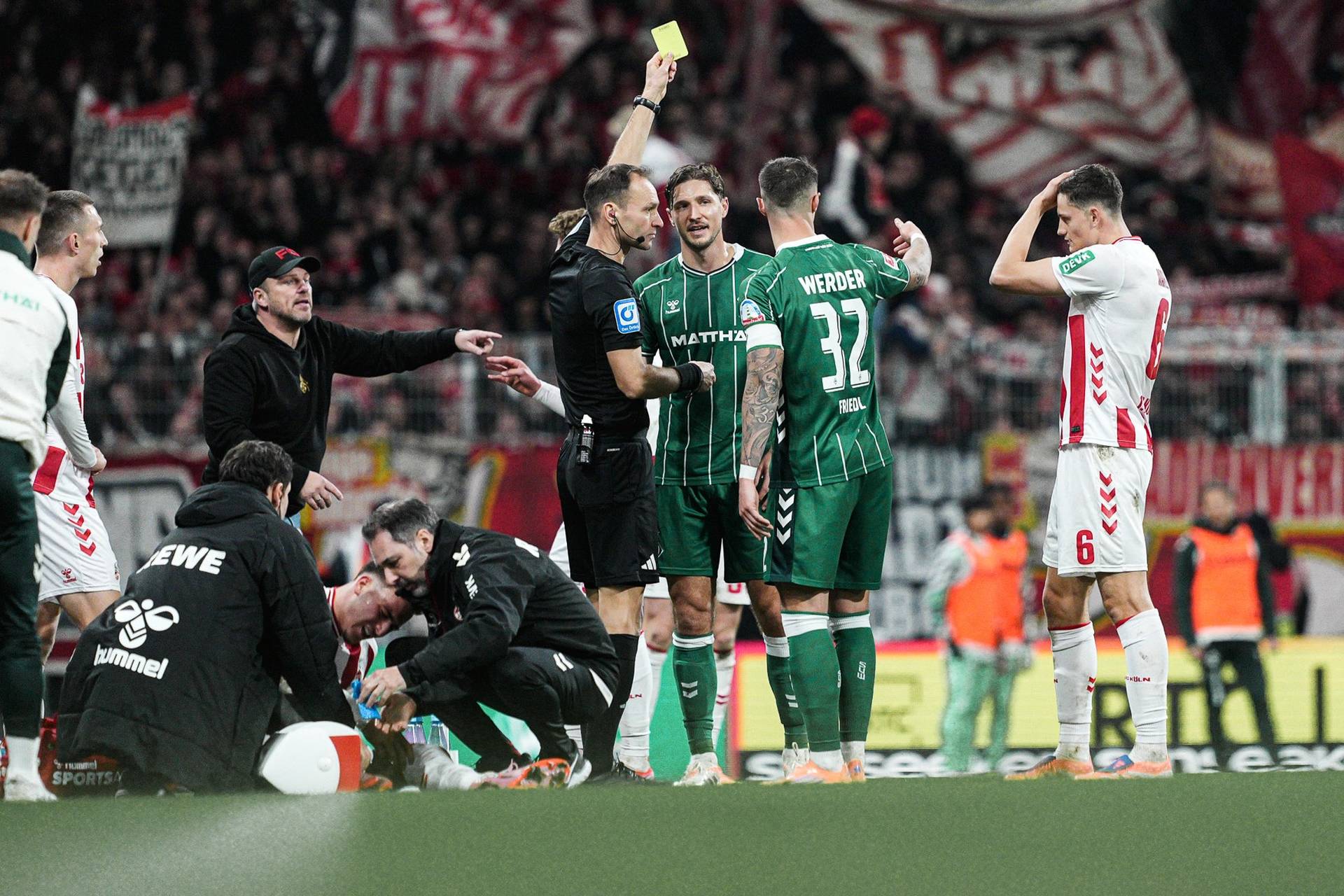 Bastian Dankert zeigt Niklas Stark die Gelbe Karte.