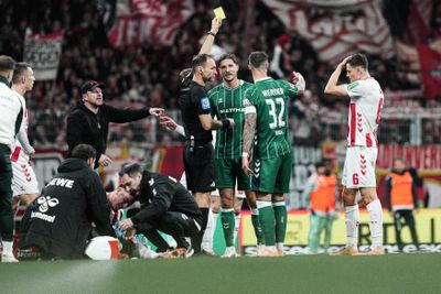 Bastian Dankert zeigt Niklas Stark die Gelbe Karte.