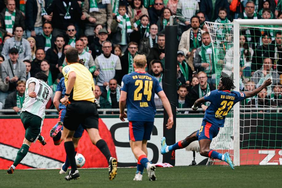 Cameron Puertas zieht mit links ab, Lukeba probiert das zu verhindern.