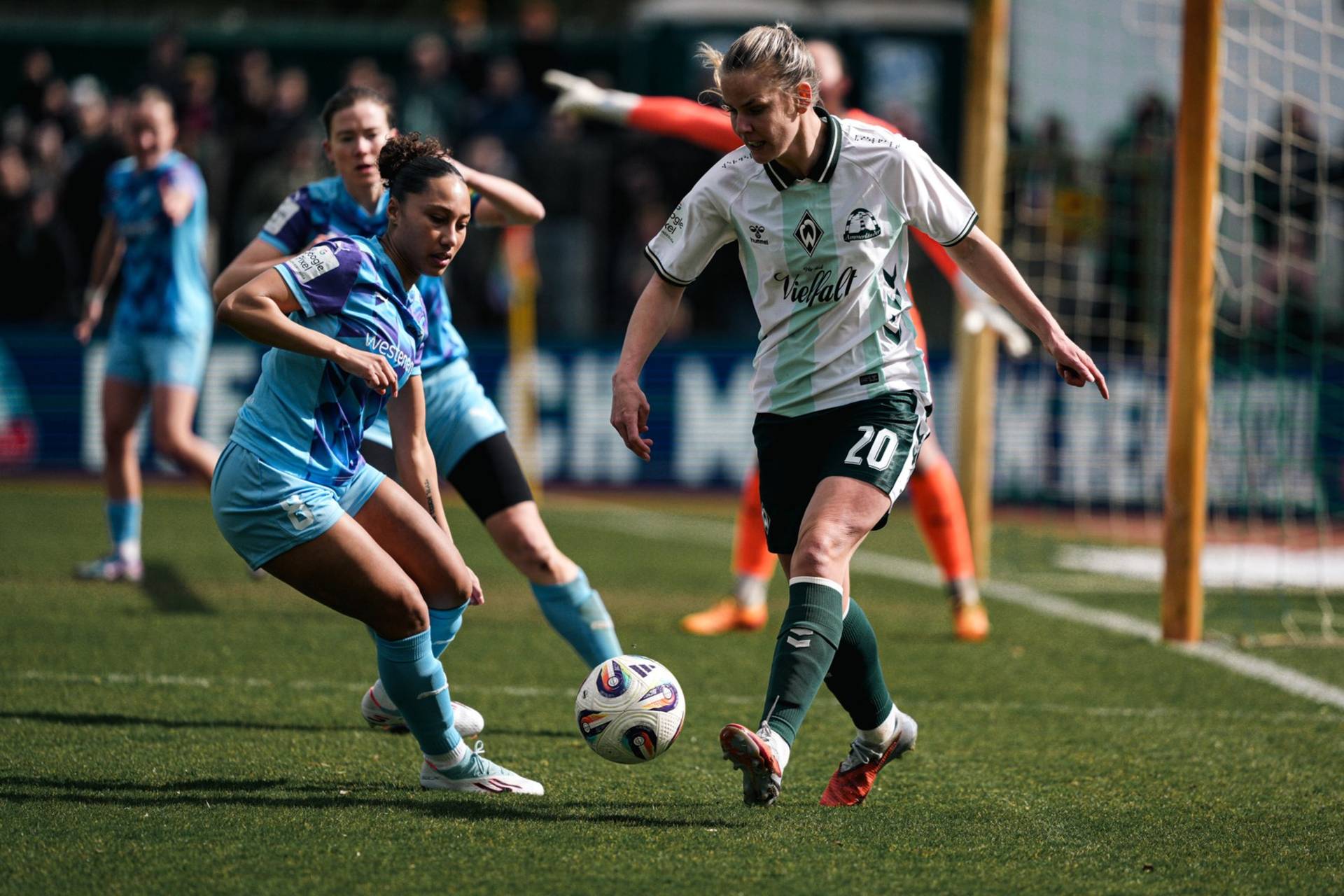 Lena Petermann im Duell mit Vanessa Fürst. Sie trägt das Werder-Vielfalt-Trikot.