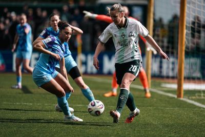 Lena Petermann im Duell mit Vanessa Fürst. Sie trägt das Werder-Vielfalt-Trikot.
