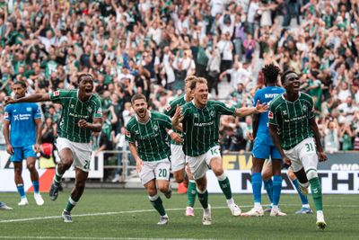 Karim Coulibaly jubelt mit der Mannschaft nach seinem Tor gegen Leverkusen.