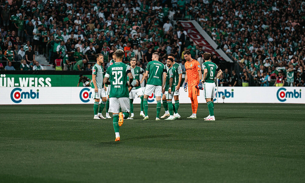 Marco Friedl läuft vor dem Spiel gegen Bayern zum Mannschaftskreis.
