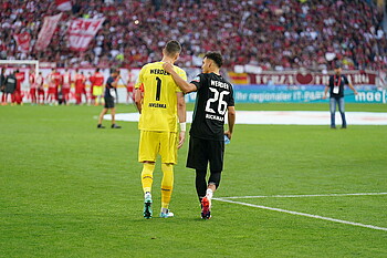 null Lee Buchanan nimmt Jiri Pavlenka in den Arm.