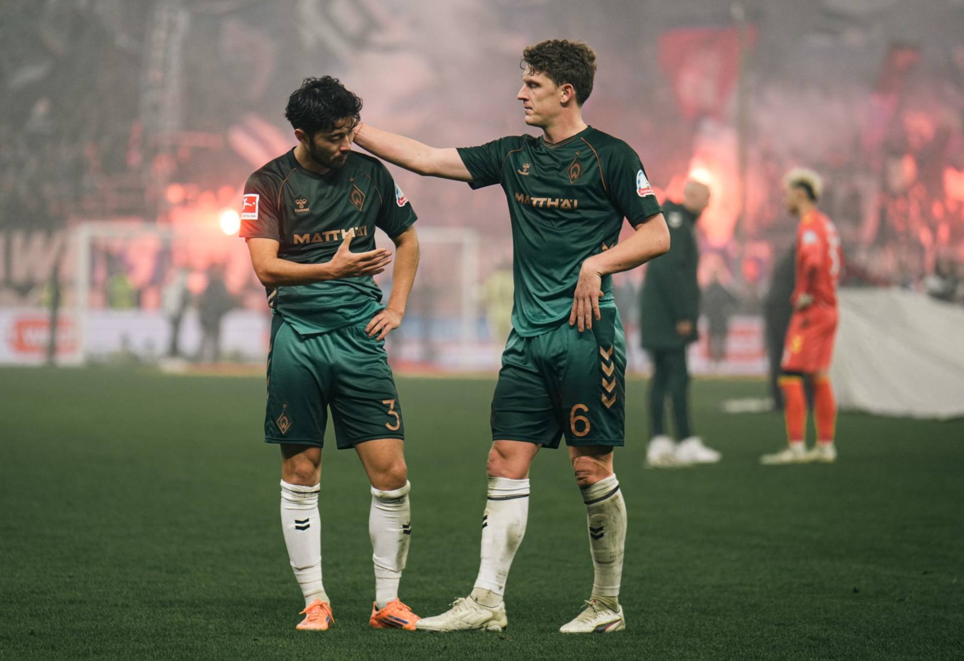 Jens Stage und Yuki Sugawara mit hängenden Köpfen nach dem Schlusspfiff.