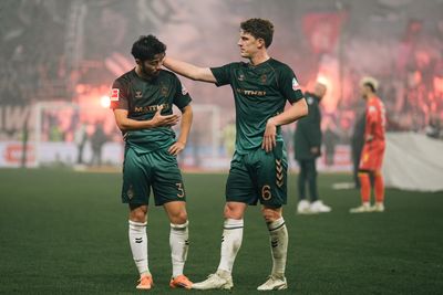 Jens Stage und Yuki Sugawara mit hängenden Köpfen nach dem Spiel.