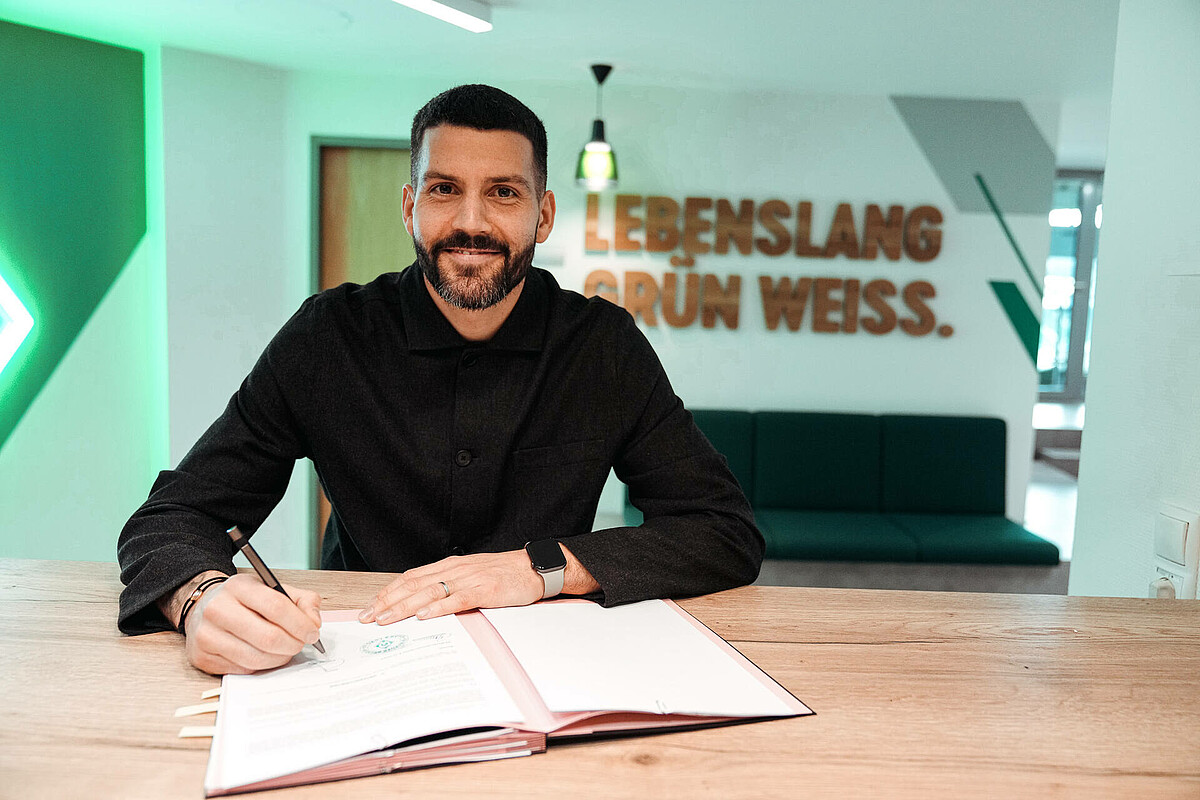 Anthony Jung bei der Vertragsunterschrift.