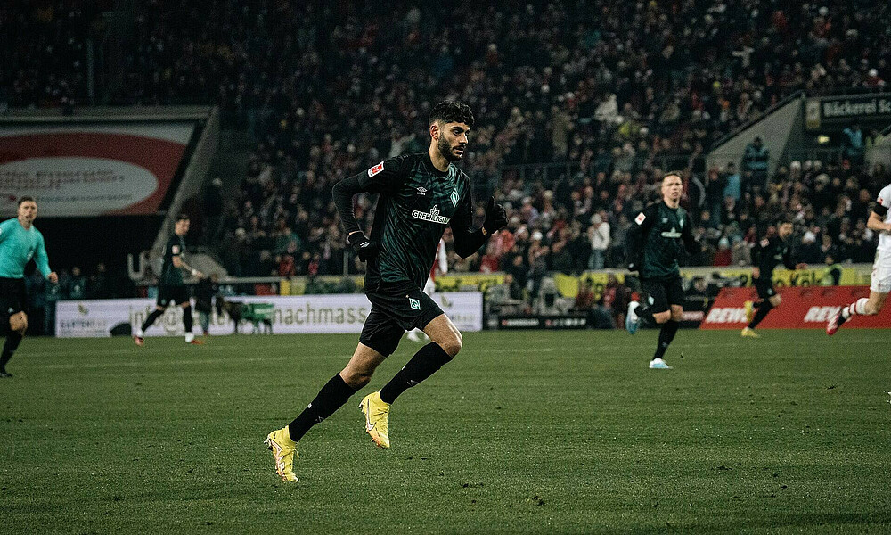 null Eren Dinkci läuft auf dem Rasen während eines Spiels. Er trägt das dunkle Third-Trikot.