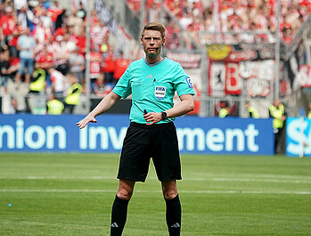 Christian Dingert auf dem Platz. 