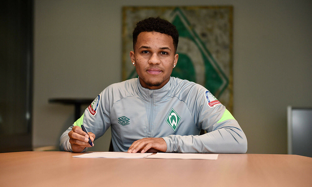 null Felix Agu hat seinen neuen Vertrag beim SV Werder unterschrieben
