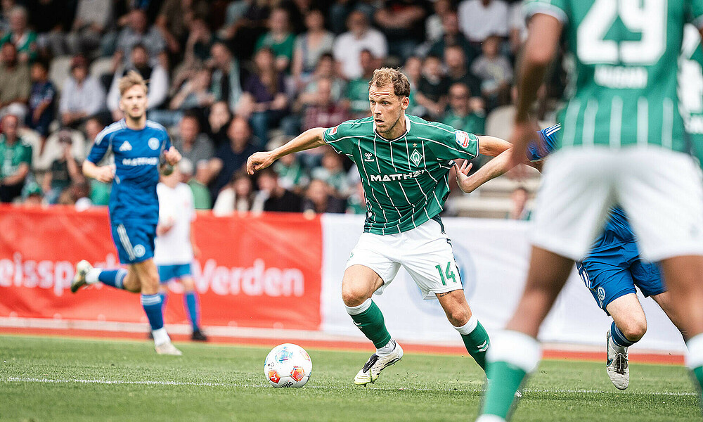 Lynen am Ball im Testspiel in Verden 2025