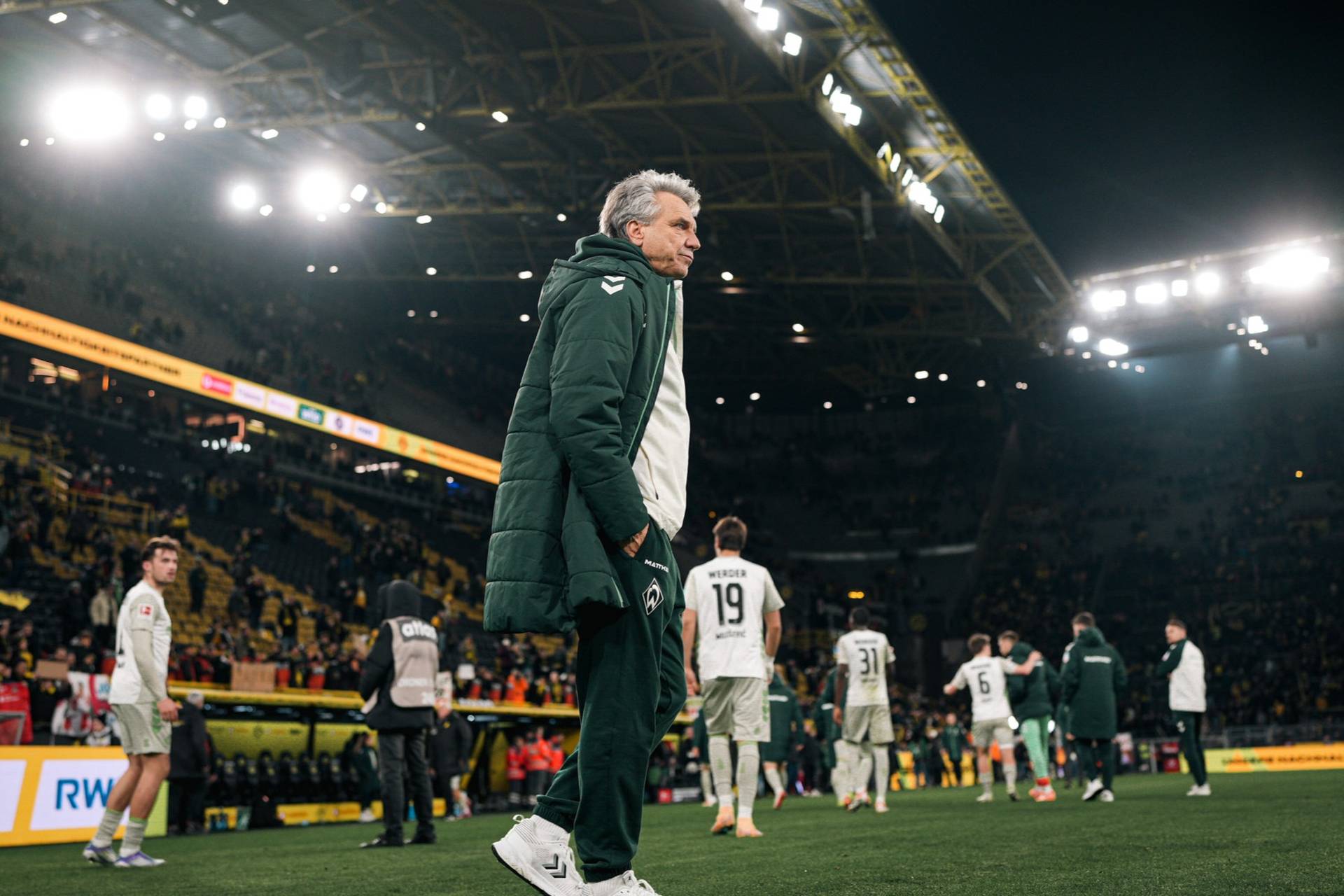 Horst Steffen mit den Händen in den Taschen auf dem Platz im Signal-Iduna-Park.