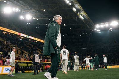 Horst Steffen mit den Händen in den Taschen auf dem Platz im Signal-Iduna-Park.