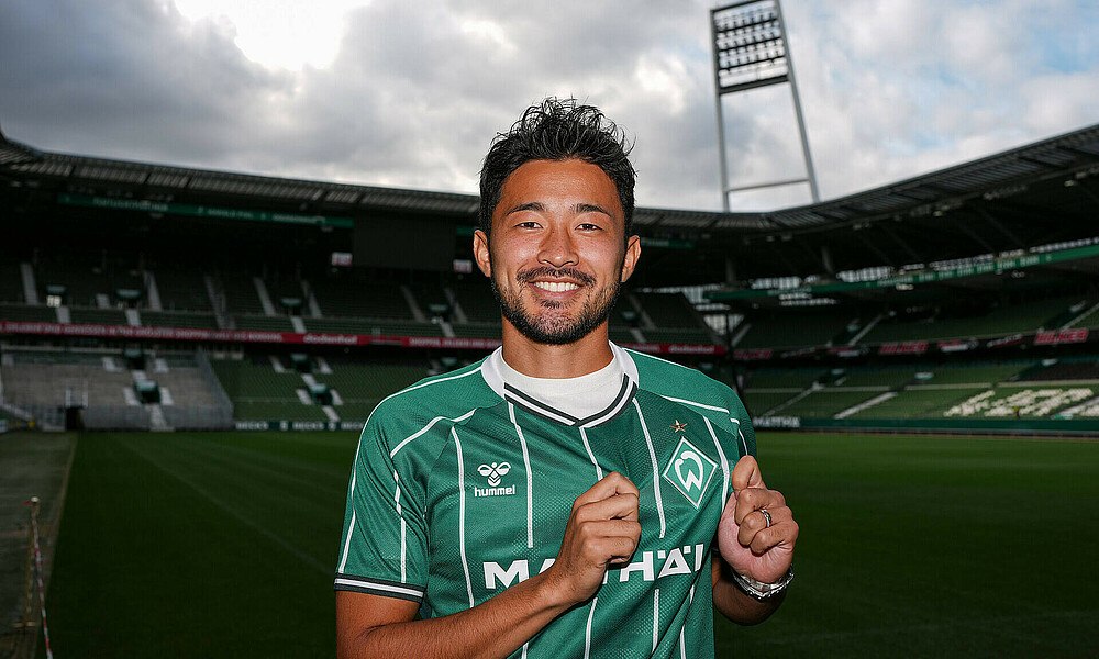 Sugawara mit einem Werder-Trikot im Weserstadion.