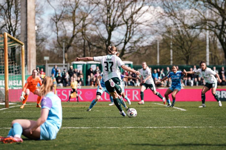 Mara Alber holt im Strafraum zum Schuss aus.