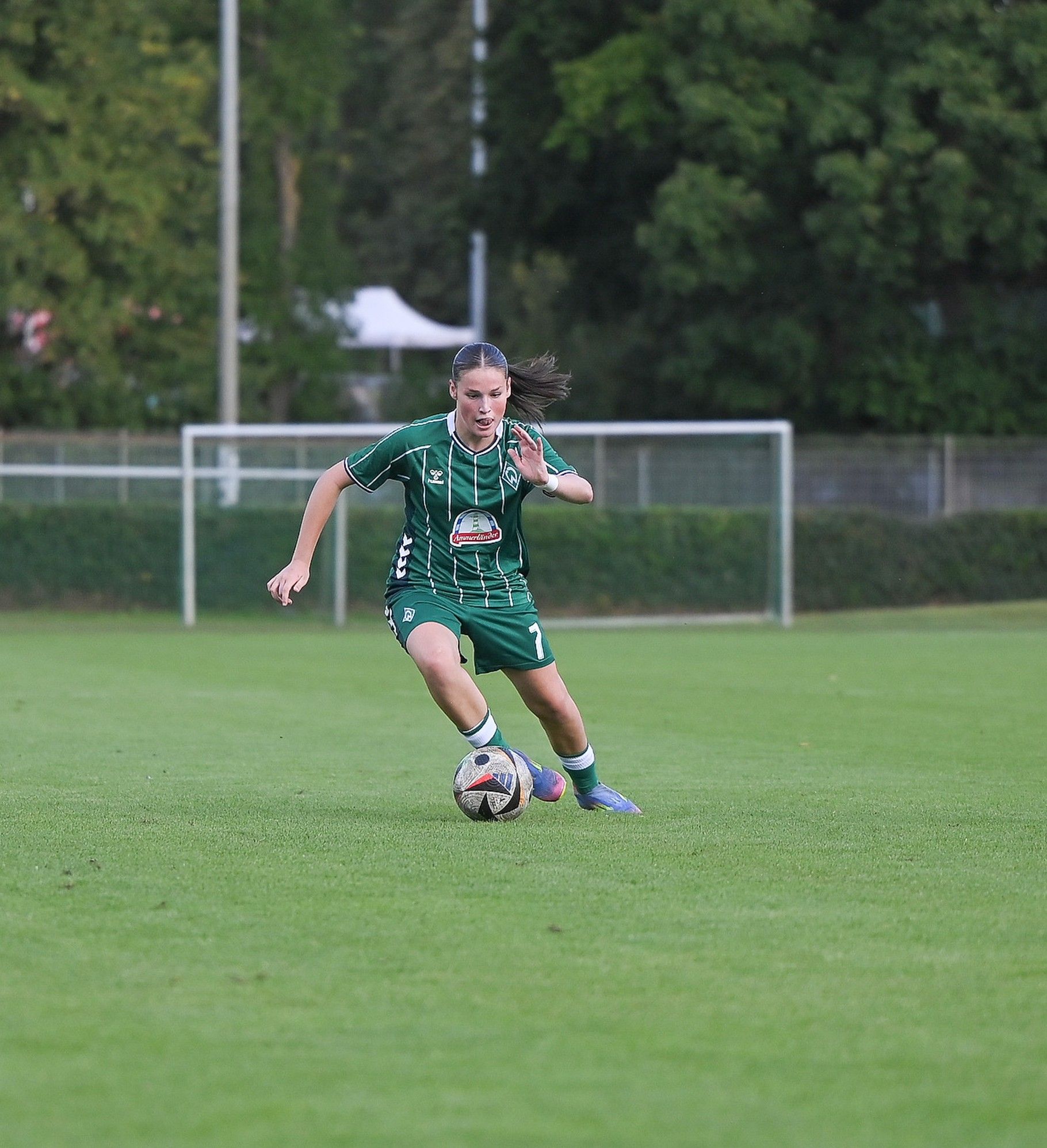 Eine Spielerin der U17-Juniorinnen mit dem Ball am Fuß
