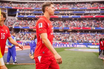 Cedric Itten auf dem Platz im Trikot der Nationalmannschaft.