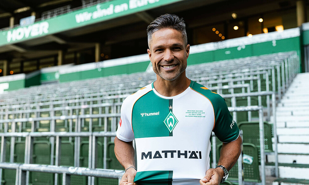 Diego mit seinem Abschiedstrikot in der Ostkurve im Weserstadion