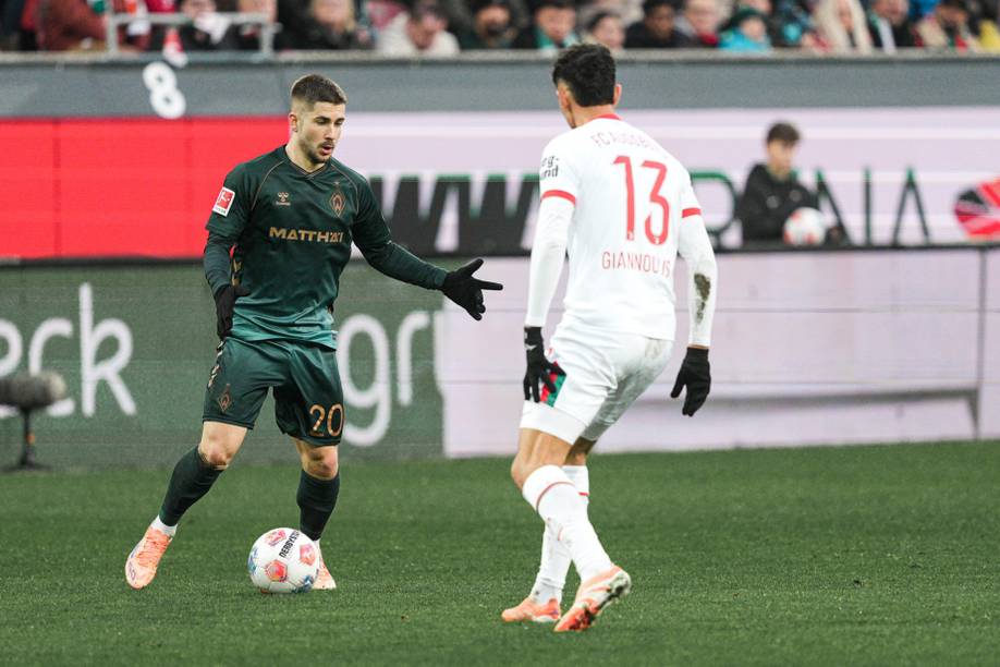 Romano Schmid mit Ball am Fuß, vor einem Augsburger Gegenspieler.