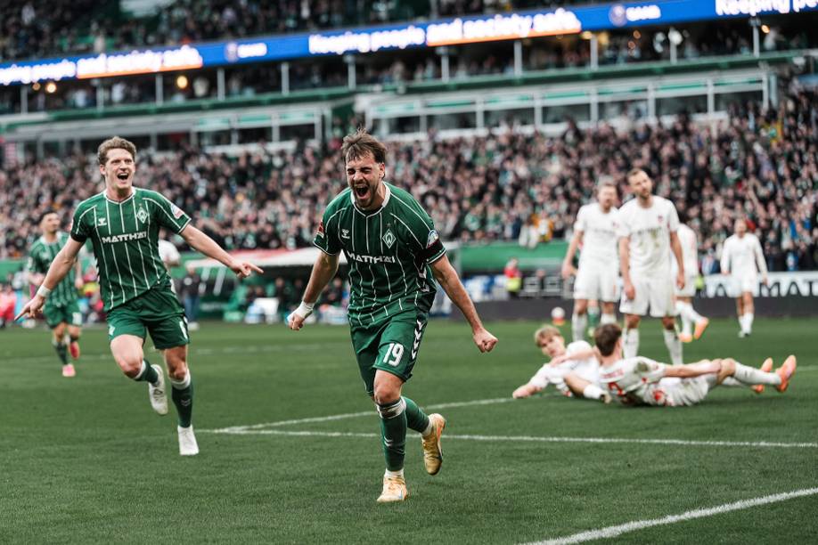 Milošević jubelt nach seinem Tor gegen den 1. FC Heidenheim und ballt die Fäuste.