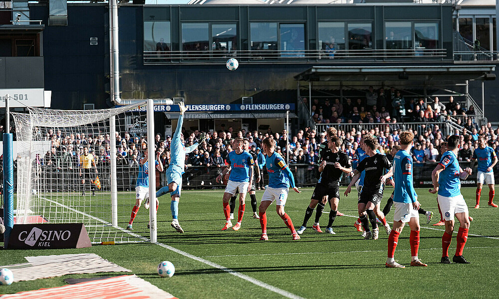 null Marvin Ducksch bei seinem Freistoß-Tor in Kiel.