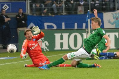 Nils Petersen rutscht in eine Flanke rein. René Adler kommt nicht mehr an den Ball.