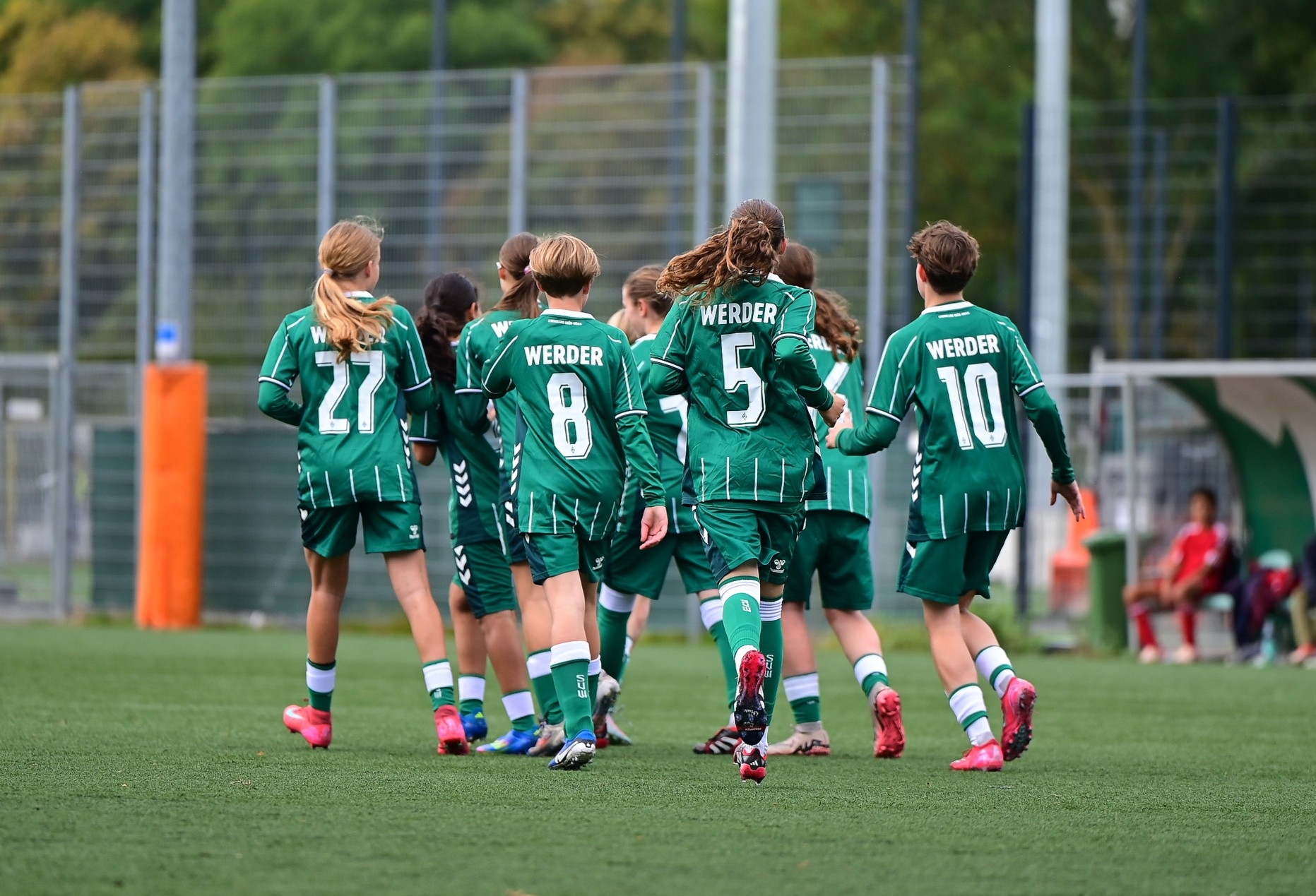 Die Spielerinnen der U15 im laufen nach einem Tor zusammen.