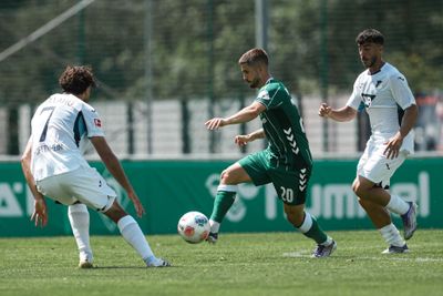 Romano Schmid hat den Ball am Fuß und läuft auf Hoffenheims Leon Avdullahu zu.