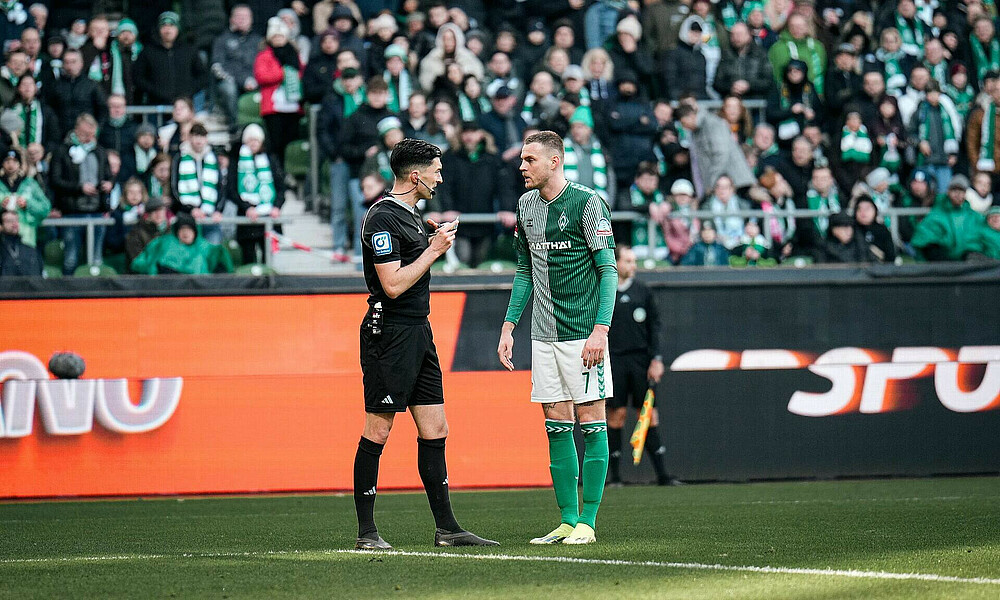 Marvin Ducksch im Gespräch mit Referee Badstübner. 
