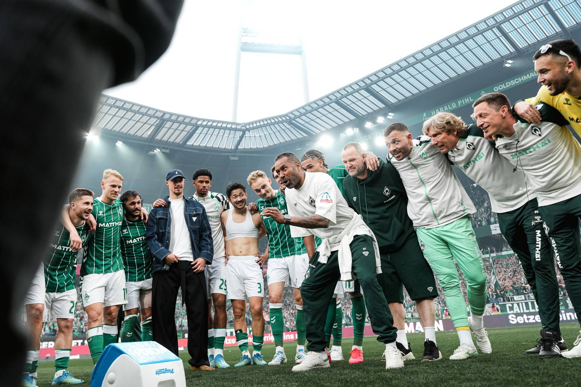 Daniel Thioune spricht im Kreis zu seiner Mannschaft.