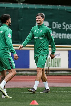 Kownacki Dawid Kownacki lacht im Trainingsoutfit.